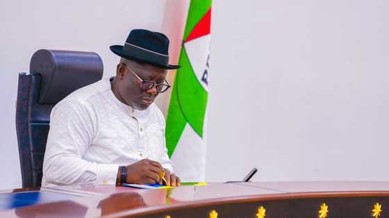 Bayan Dogon Lokaci, Gwamnan PDP Ya Ƙara Wa Ma'aikata N10,000 a Albashi, Ya Rage Ranakun Zuwa Aiki