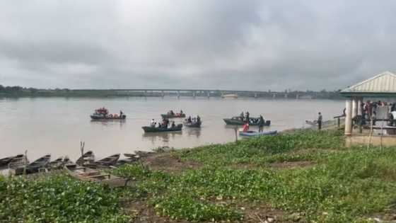 BREAKING: Fight breaks out in Bayelsa community as INEC officials scamper for safety, video emerges