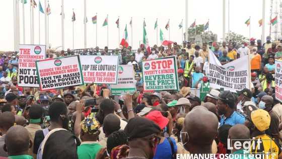 Breaking: Chaos in Lagos as protesting NLC, TUC members block Sanwo-Olu's office entrance