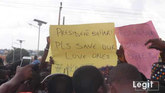 Zabtar da fasinjojin Kdn-Abj: Iyalan waɗanda aka yi garkuwa da su a jirgin ƙasa sun yi zanga zanga a Kaduna, Hotuna