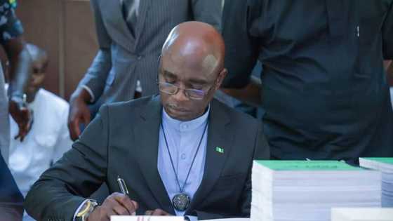 Da Ɗumi-Ɗumi: Daga Hawa Mulki, Gwamnan Arewa Ya Kori Ma'aikata Daga Aiki