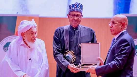 Hotunan Shugaba Buhari Inda Ya Samu Lambar Yabon Wanzar da Zaman Lafiya a Afrika