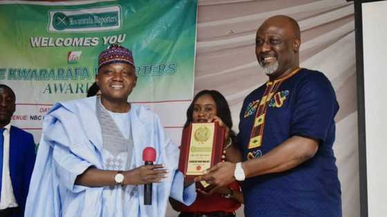 Mamaki: Garba Shehu ya mika 'kambun' gwarzon shekara ga Dino Melaye