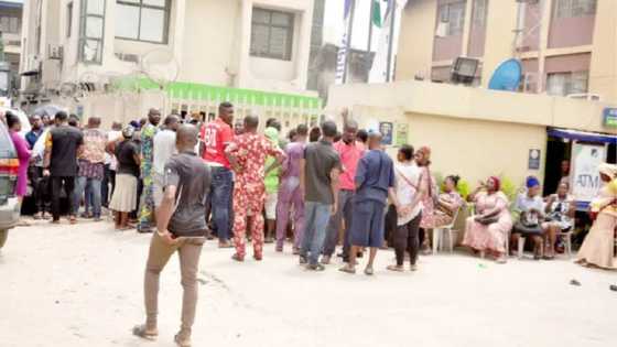 Karancin Naira: Baya Ga Dogon Layi a Banki, Kwastomomi Sai Sun Ba Da Cin Hanci Kafin Su Iya Shiga Banki