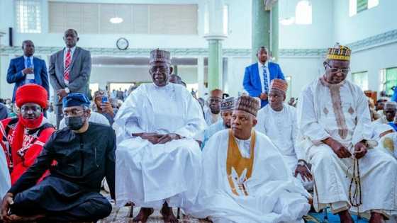 Hotunan Tinubu, Shettima Da Gbajabiamila A Masallacin Juma'a Ya Dauki Hankulan Mutane