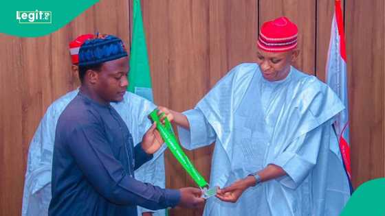 Gwamna Abba ya ba iyalan 'yan wasan kano da su ka rasu tallafin miliyoyin Naira da filaye