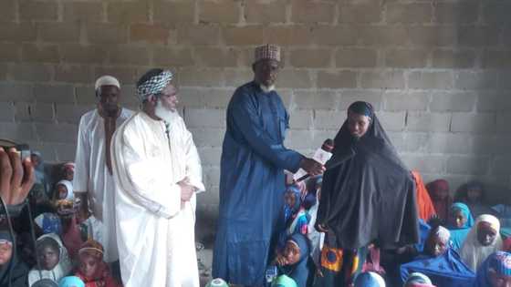 Hotunan Sheikh Ahmad Gumi yayinda ya ziyarci garin Fulanin da ya ginawa Makaranta