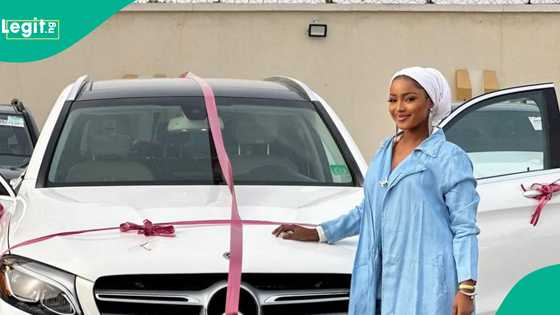 Jarumar Kannywood ta ɓare sabuwar mota ta kimanin N50m, mutane sun mata rubdugu