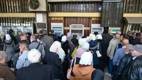 Cash crunch leaves Syrians queueing for hours to collect salaries