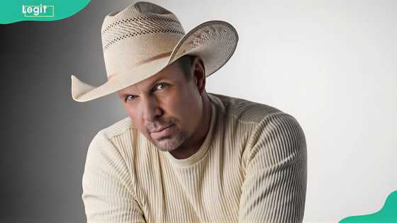 Who are Garth Brooks' siblings and the parents behind his upbringing?