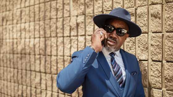 I unexpectedly saw my husband in a luxury suit leaving a maternity clinic with 2 babies in his arms