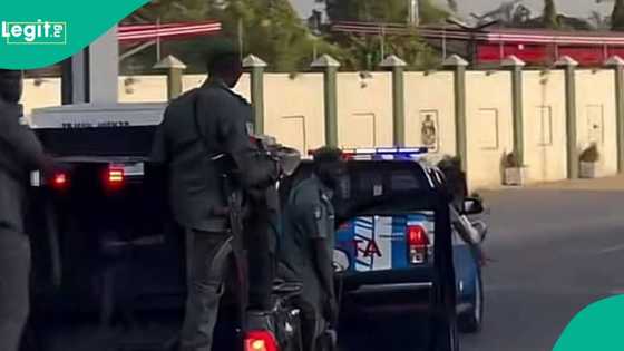 Sauya sheka: An jibge jami'an tsaro, motocin yaki a kofar gidan gwamnatin Kano