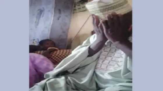 Cikakken Bayani: Yan Bindiga Sun Sako Sarkin Kajuru, Sun Cigaba da Rike Iyalansa