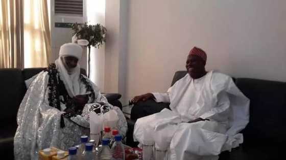 Da duminsa: Ganduje da Sanusi sun hadu a filin jirgin sama, shekaru 2 bayan da ya tsige shi daga sarauta