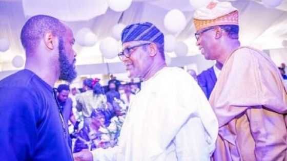 Hotunan 'dan Tinubu yana zantawa da Dangote, Osinbajo da Obasanjo a bazden mahaifiyar Otedola