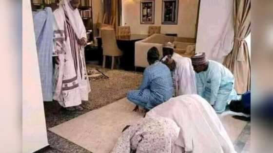 Hoton mutum 2 suna yi wa Sanusi II sujada ya janyo cece-kuce, tsohon basaraken ya magantu