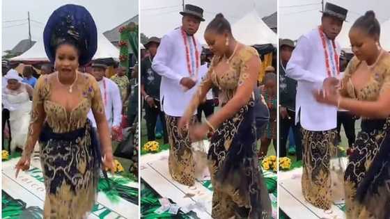 Biki ya yi biki: Bidiyon yadda amarya tayi jifa da gwagwaro da takalmi tana cashewa a bikinta