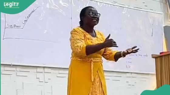 “This one no dey collect sorting”: Student snaps photo of lecturer, gets praise and appreciation
