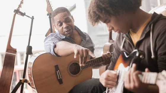 Comment apprendre la guitare seul: 10 conseils essentiels