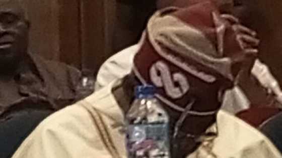 Sharɓar Barci Kawai Tinubu Ya Yi Wurin Taron Yan Takarar Shugaban Kasa, Bai Ce Uffan Ba, Sowore