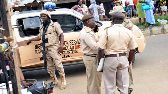 Yadda shugaba a NIS ya yi shigan burtu ya kame jami'ansa dumu-dumu da rashawa