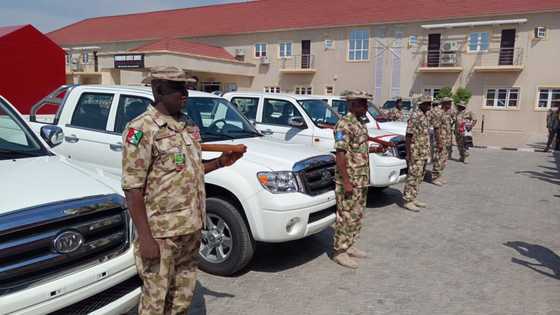 Gwamnan jihar Borno ya bawa zakakuran soji 5 kyautar manyan motoci, hotuna