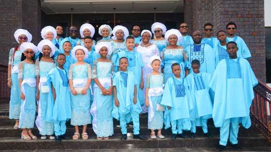 "He had 1 wife": Beautiful photo of mother, 12 children, 16 grandchildren stirs reactions