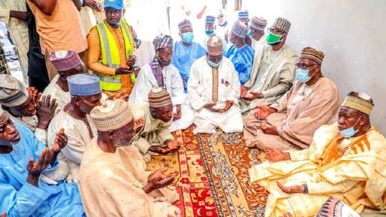 Hotuna: Ganduje ya tafi ta'aziyya Ɗanbatta, ya bada N1.6m ga iyalan mutum 16 da suka mutu