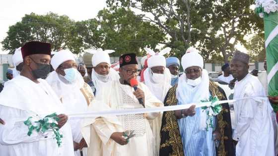 Hotuna: Tamkar Takwararsa na Zamfara, Gwamnan Bauchi Shi Ma Ya Yi Wa Masu Sarautan Gargajiya Rabon Motoccin Alfarma