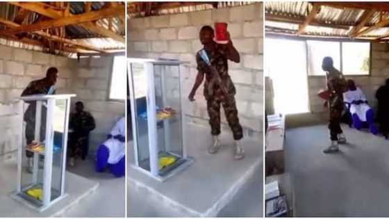 Bidiyon soja kan mimbari yana wa'azi dauke da bindiga a kirjinsa ya janyo cece-kuce