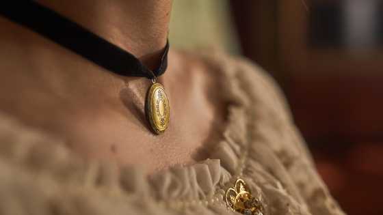 An uninvited woman came to my wedding with the exact locket my mom was buried with thirty years ago