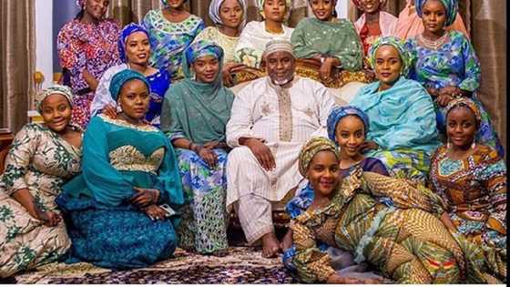 Kalli sabon hoton biloniyan Najeriya, Alhaji Abdulmunaf Yunusa Sarina da yaransa mata su 16