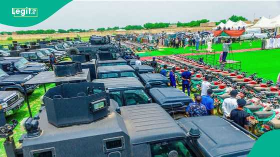 Yaki zai sauya: Gwamnan Sokoto ya raba motocin sulke ga sojoji, 'yan sanda