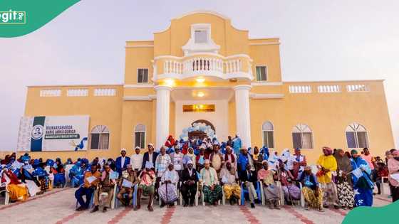 Somali citizens contribute money together, build luxury mansion for former president