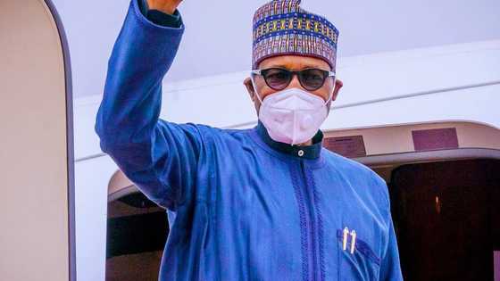 Breaking: President Buhari arrives Lagos, Governor Sanwo-Olu, others welcome him at Airport
