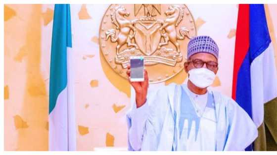 Yanzu Yanzu: An gabatarwa Buhari da wayar hannu na farko da aka yi a Najeriya