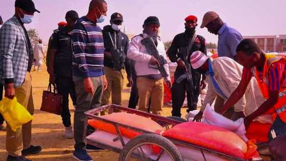 Zulum ya rabawa mutane 34,000 kayan abinci da sama da kudi milyan dari