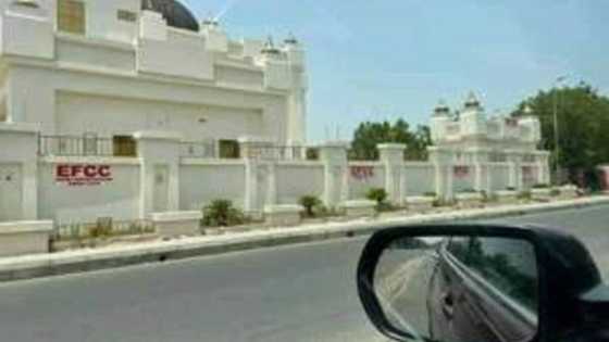 EFCC ta cigaba da garkame katafaren gidajen hadimin NSA Monguno a Abuja