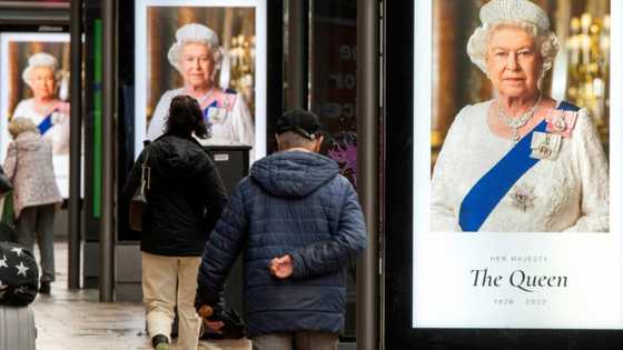 Sombre Edinburgh readies to receive the queen
