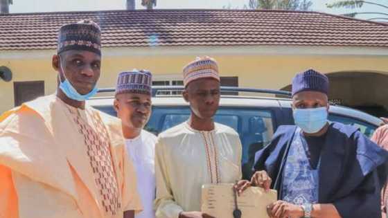 Saboda tattaki: Gwamnan Gombe ya gwangwaje masoyin Buhari da kyautar mota da N2m(Hotuna)