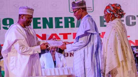 Kayatattun hotunan yadda shugaba Buhari ya karbi takardan shaidar nasara a zabe