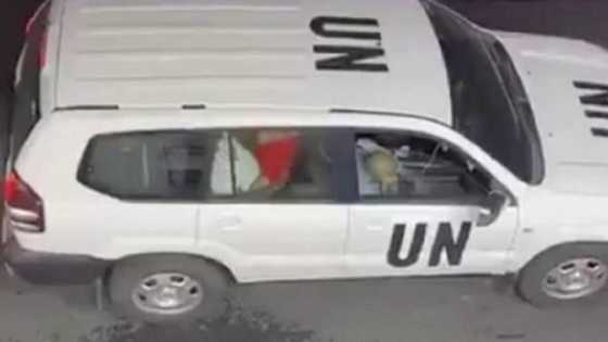 Bidiyon wani mutum da mace suna lalata a kan titi cikin mota mai tambarin UN ya janyo cece-kuce