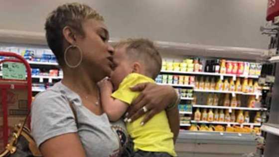 Kind woman helps a mum comfort 1 of her crying kids so she could continue shopping
