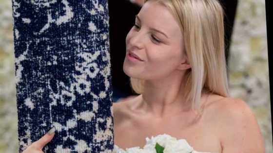 Babbar magana: Hotunan yadda aka daura auren wata mata da tabarmar kafet din dakinta