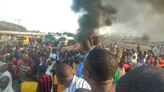 Masu Zanga-Zanga Sun Tare Hanyar Abuja-Kaduna Kan Sace Mutum 30 Da Yan Bindiga Suka Yi