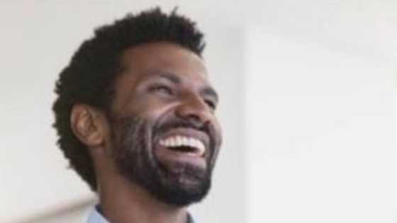 Wasan kwaikwayo a kotu, yayin da mai laifi ya bi alkali da itace zai rafke, bayan ya yanke mishi hukuncin da bai yi masa ba