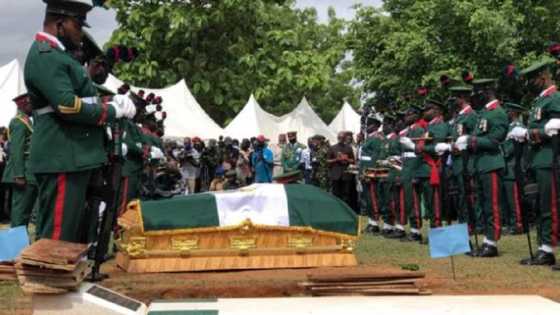 Mutuwar Attahiru da sauran sojoji: Buhari yayi umarnin sauke tutoci na kwanaki 3