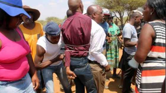 Kowa ya debo da zafi bakinsa: Mambobin coci sun yiwa Limamin su dan karen duka a cikin coci