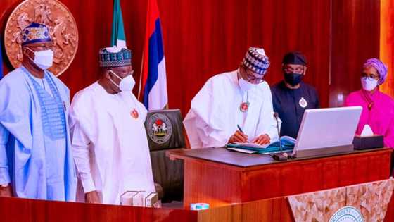 An tono badakalar Naira Biliyan 370 da aka tafka a kasafin kudin 2022 da Buhari ya sa hannu