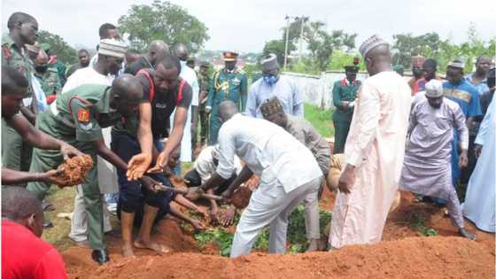 Yanzu-Yanzu: Hoton Yadda Aka Yi Jana'izar Janar Na Sojan Nigeria Da Ƴan Bindiga Suka Kashe